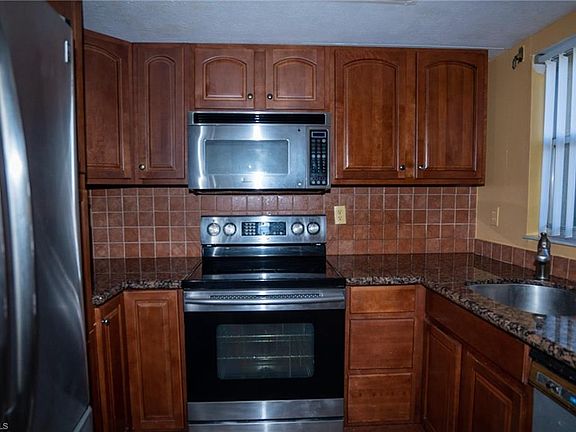 3rd image of 1300 SE 7th St APT 105