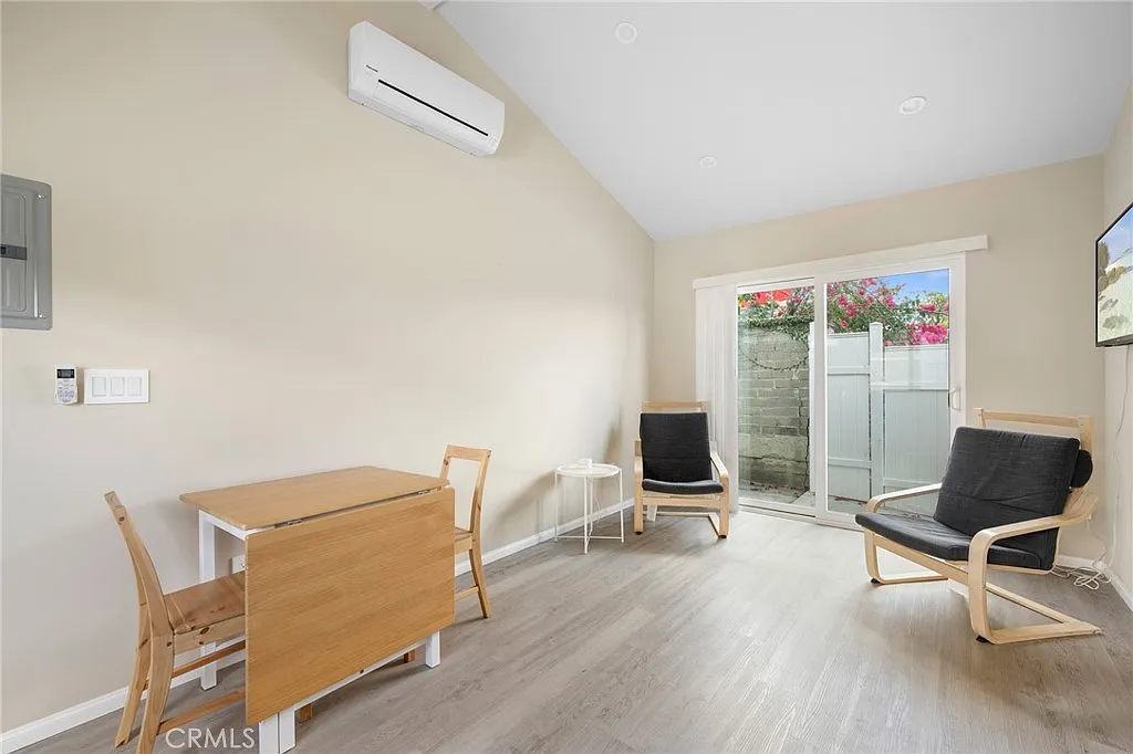 1 bed, 350 sqft, $2,000 — Photo 4