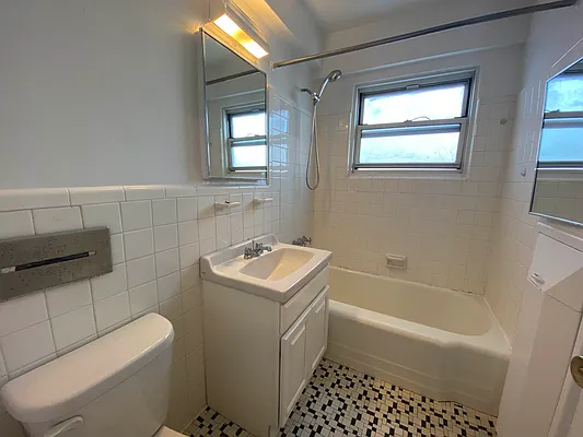 Rented by Queens Apartments Realty LLC | media 18