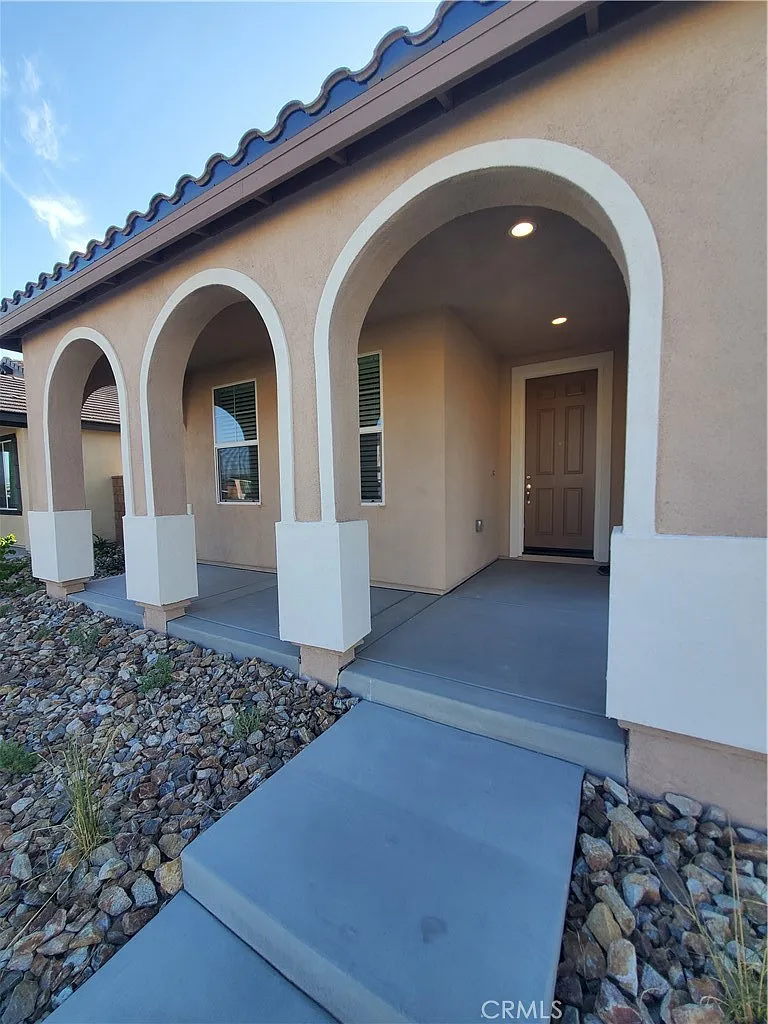 5 bed, 3040 sqft, $2,990 — Photo 4