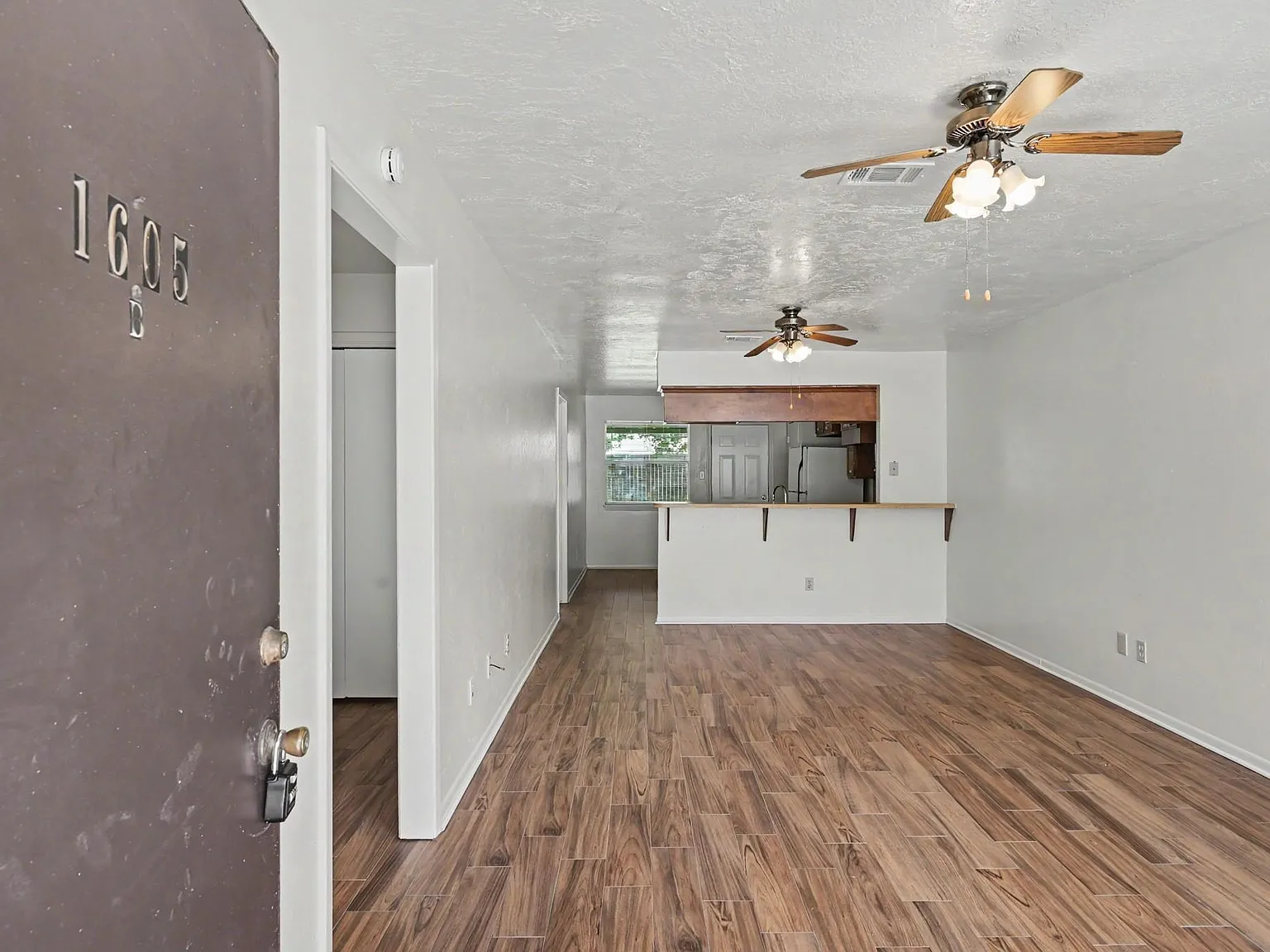 2 bed, 2.0 bath, 1002 sqft, $1,200 — Photo 2