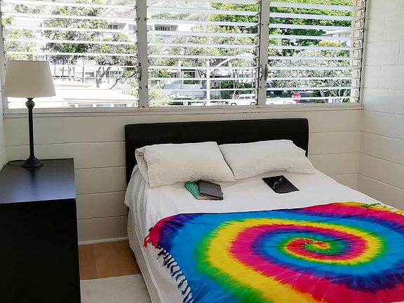 2nd bedroom with full-sized closet with top-to-bottom slidin