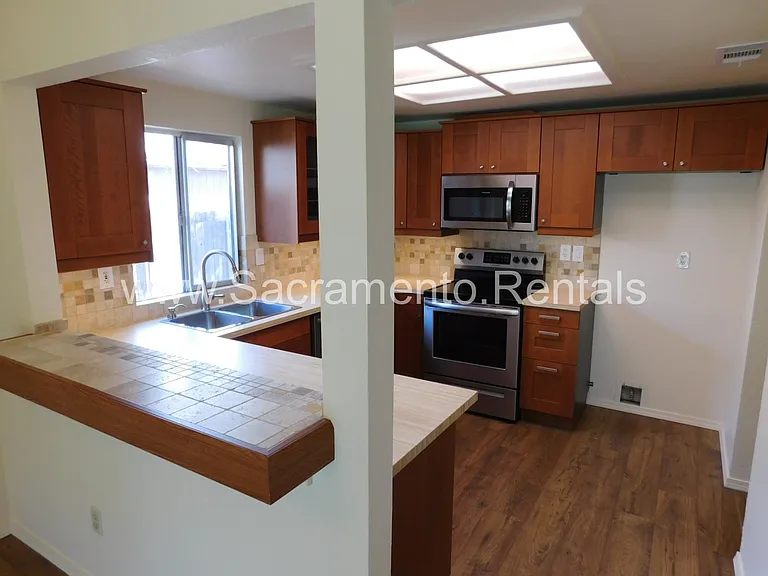 7313 Bruno Way — Photo 4
