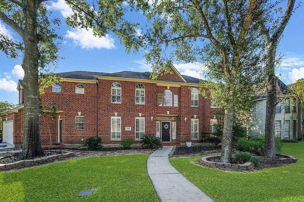 5 bed, 3.5 bath, 4213 sqft, $4,500 — Photo 1