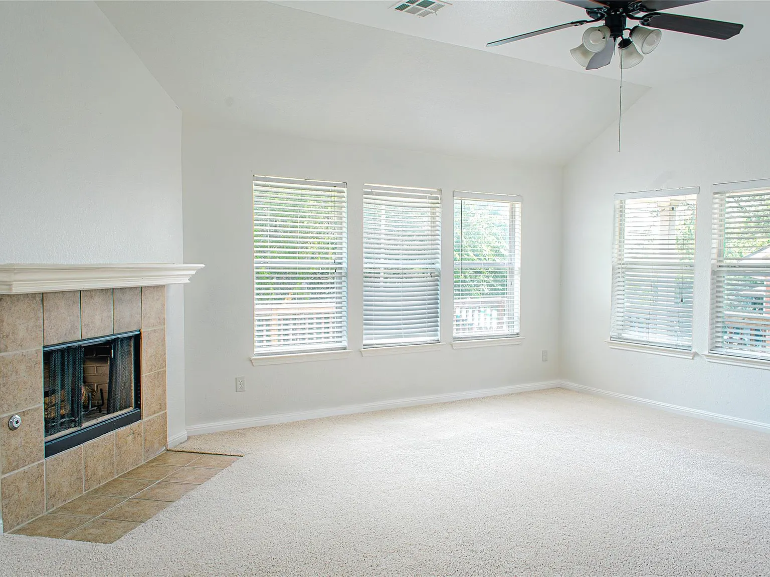 4 bed, 2.0 bath, 2073 sqft, $2,895 — Photo 4