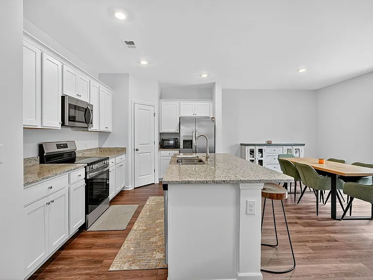 8308 Hunters Grove Rd — Photo 4