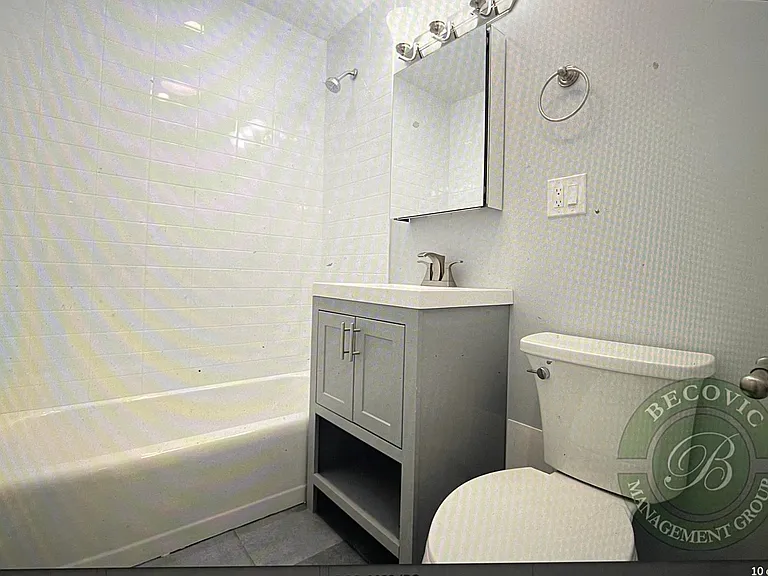 6826 N Ridge Ave #102 — Photo 8