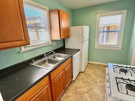 4th image of 220 El Camino Ave