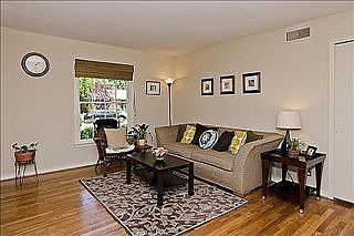 3rd image of 515 Parkhurst Dr
