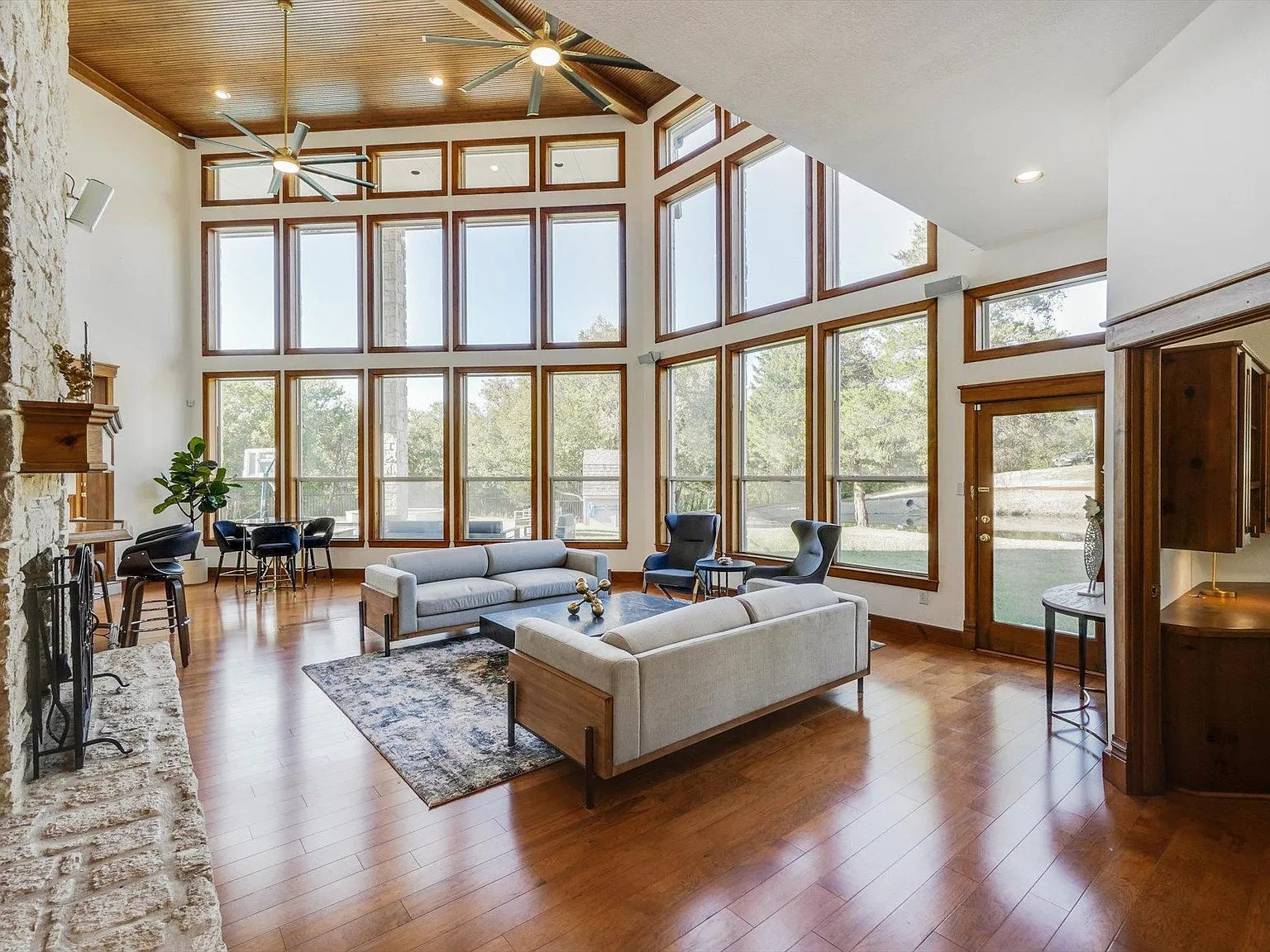 6 bed, 6246 sqft, $21,500 — Photo 3