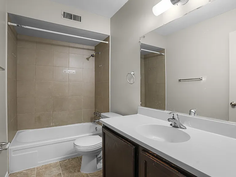 Bermuda Heights Apartments — Photo 22