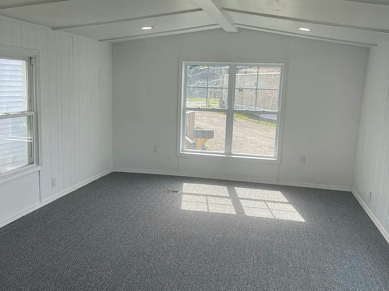 2713 Everett Dr — Photo 3