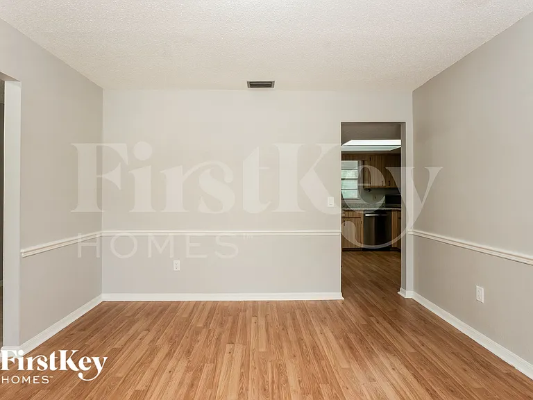 913 Sylvia Dr — Photo 5