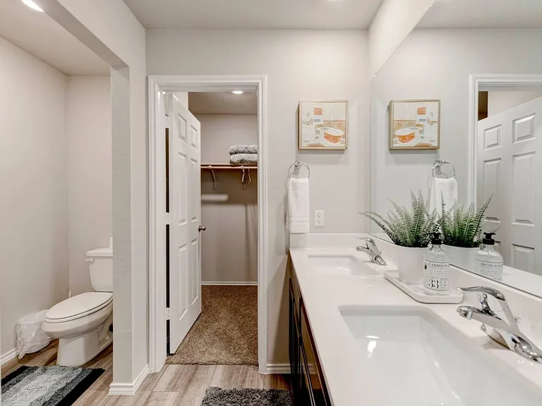 703 Winscott Ave — Photo 2