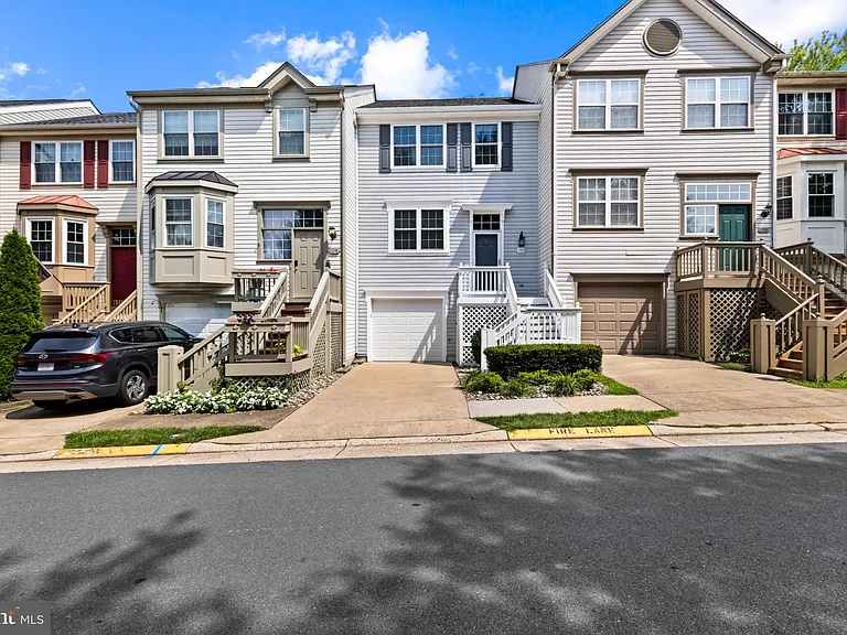 106 Hackley Ct — Photo 2