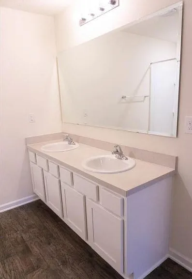 Master bath double vanity w/large mirror
