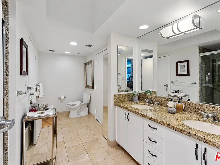 13700 Marina Pointe Dr #327 — Photo 12