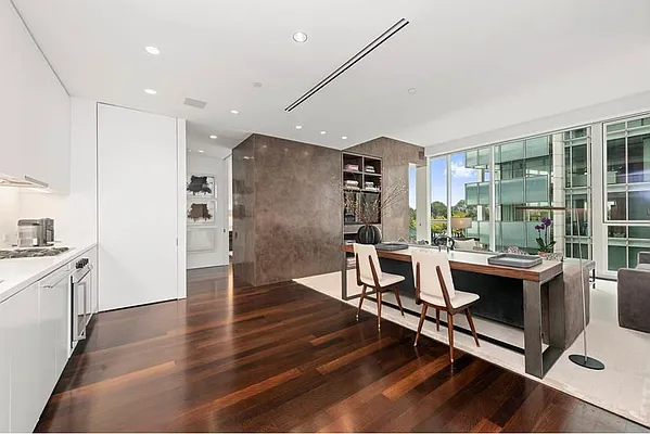 Sold by Sloane Square | media 13