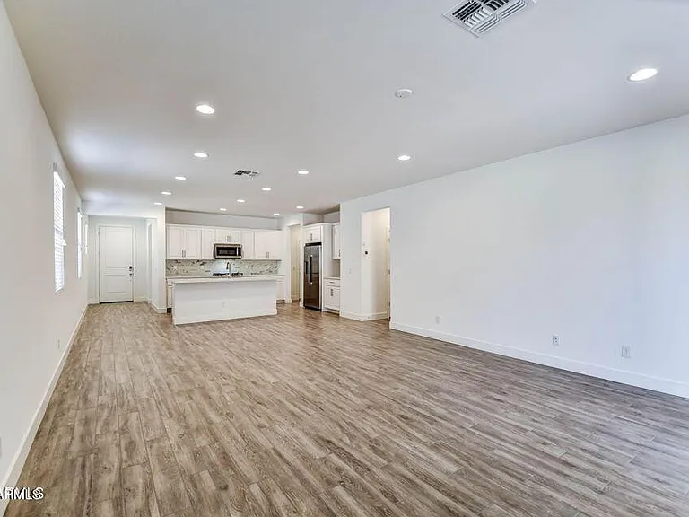 5112 S 117th Ave — Photo 7