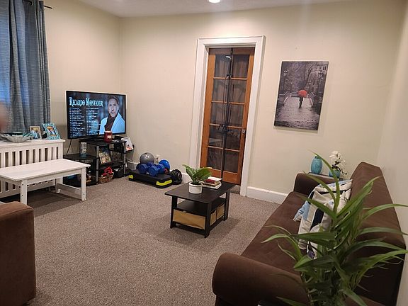 4th image of 141 Gainsborg Ave E #1R