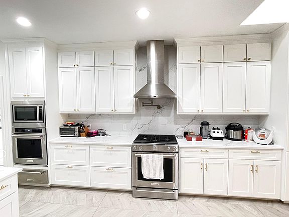 4th image of 215 Canyon Lake Dr