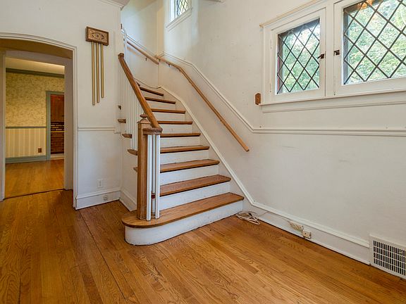 2nd image of 719 N Oak Park Ave