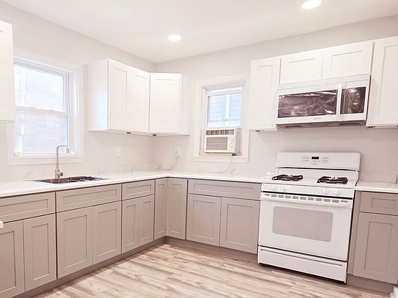 3rd image of 326 Sutton St #1B
