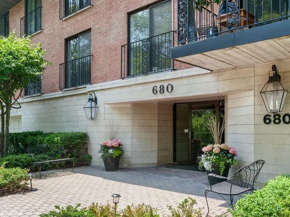 680 Green Bay Rd APT 201, Winnetka, IL 60093