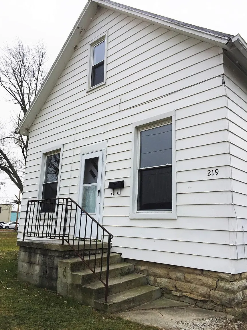 219 Clinton Ct photo 1