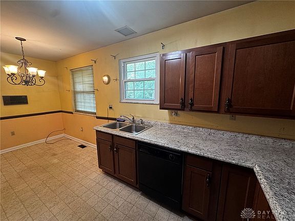 5th image of 701 Rosamond Dr