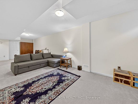 3rd image of 8 Hickman Rd