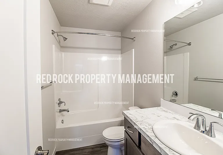 319 S Woodlawn Ln — Photo 3