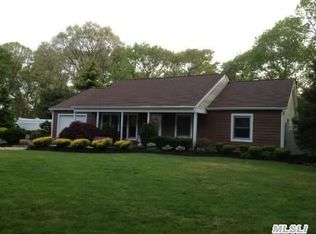 20 Windover Ln, Coram, NY 11727