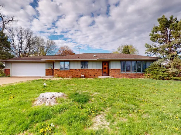 108 Lawrence St, Cleghorn, IA 51014