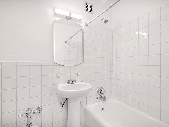 5th image of 307 E 44th St APT 703