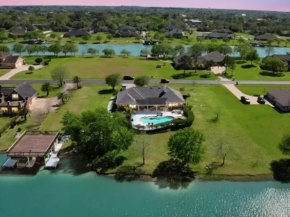 143 Lago Circle Dr N, Santa Fe, TX 77517