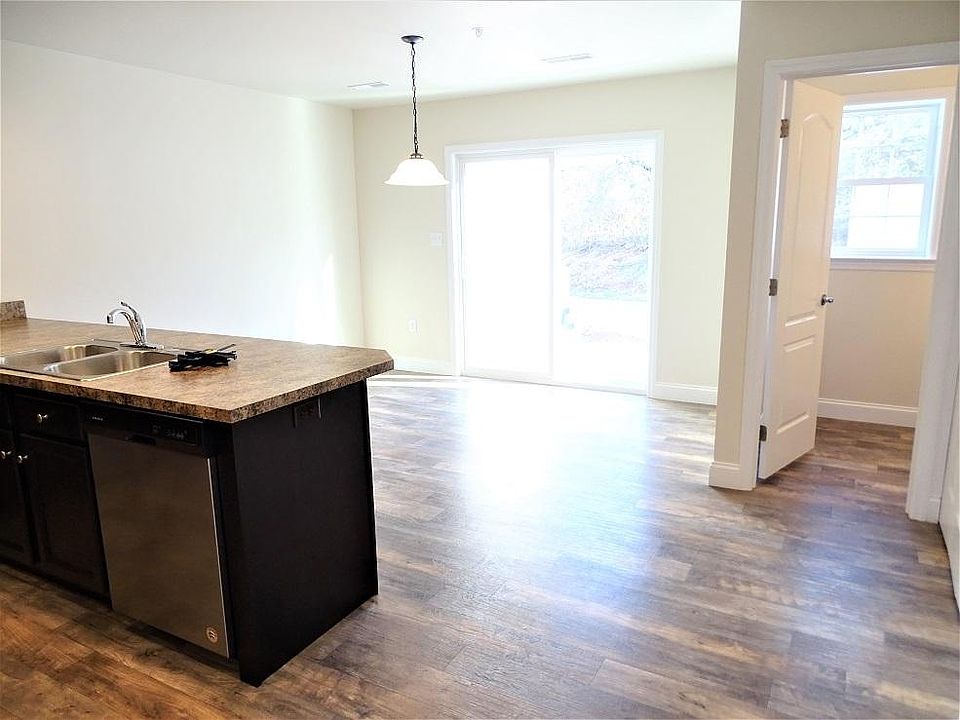Dining Area & Kitchen