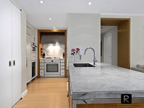 3rd image of 212 Warren St APT 6A
