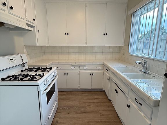 2nd image of 1112 E Carson St APT 6