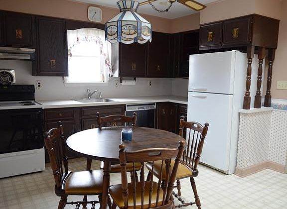 Kitchen w/wood cabinets
