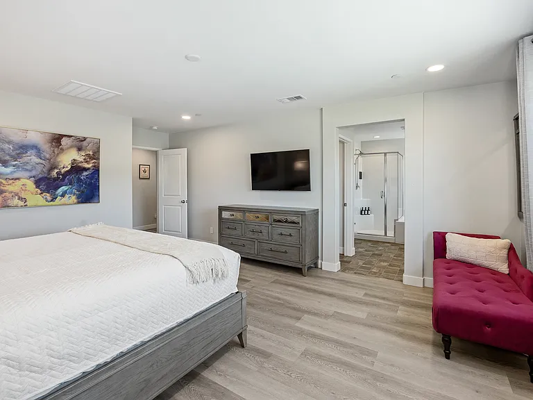 Master Suite features a King-size Bed.