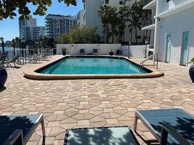 10101 E Bay Harbor Dr — Photo 4