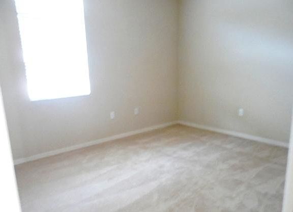 5th image of 804 SW Rocky Bayou Ter