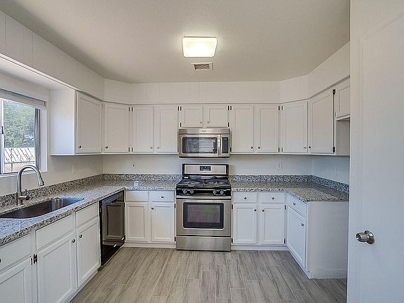 4th image of 514 W 12th St