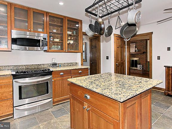 4th image of 1136 Columbus Dr