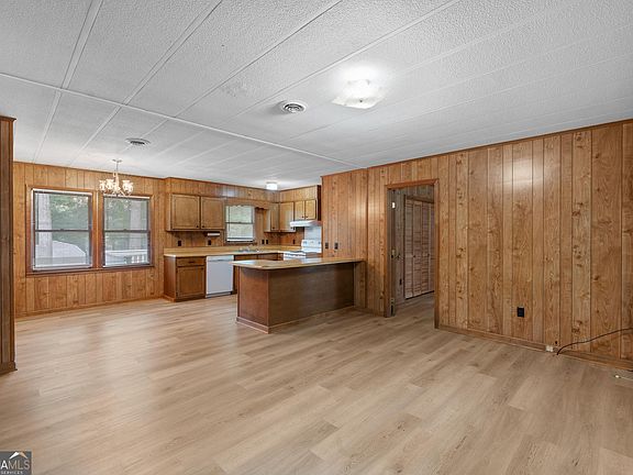 3rd image of 214 Ashland Dr