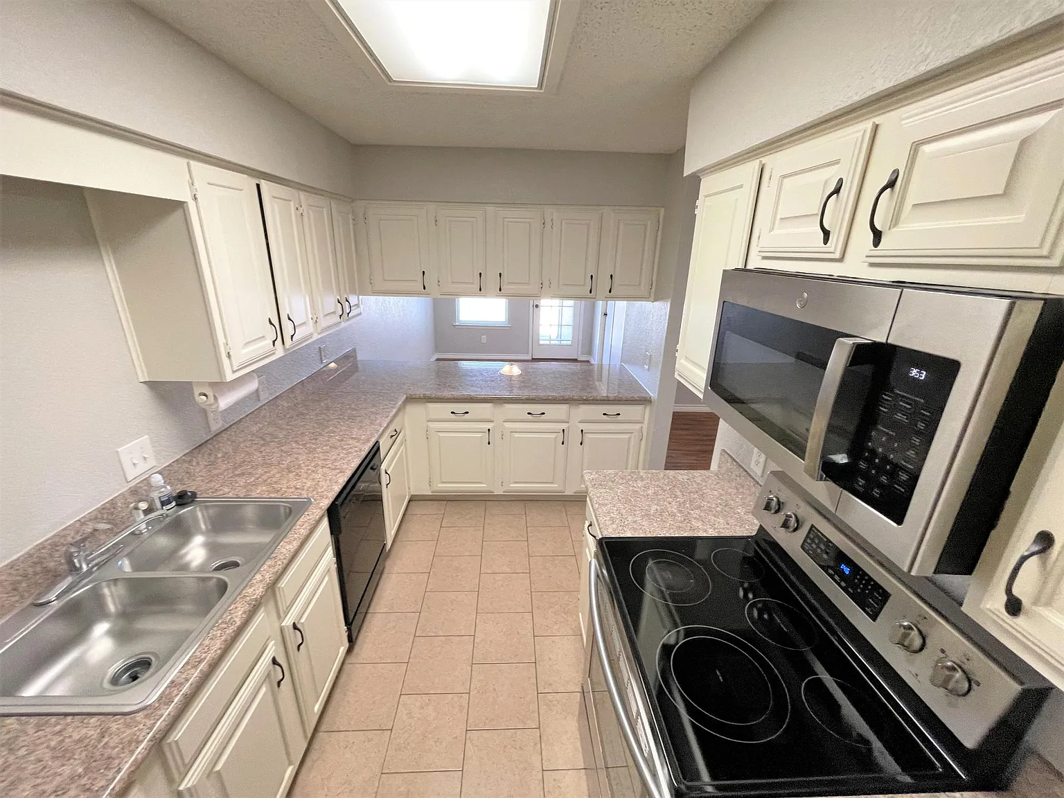 3 bed, 1354 sqft, $2,000 — Photo 4