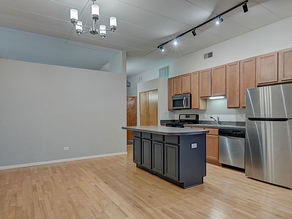 5th image of 3944 N Claremont Ave Unit 302