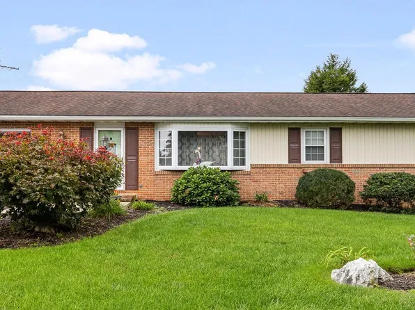 206 Mellinger Cir, Ephrata, PA 17522