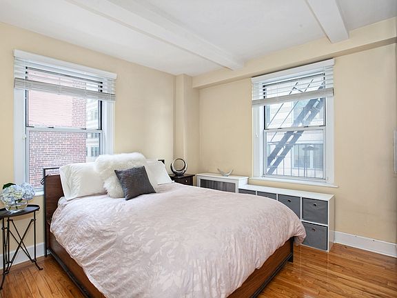 3rd image of 333 E 43rd St APT 921